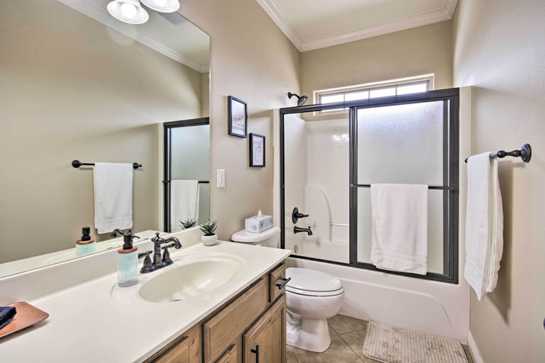 Bathroom 5, Idyllic Bella Vista Retreat w/ Back 40 Access, Benton