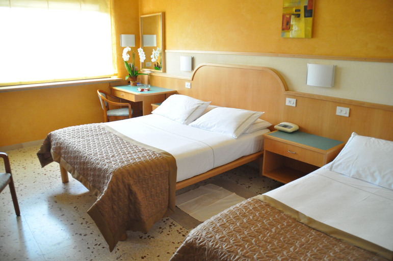 Bedroom 2, Hotel Maja, Pescara
