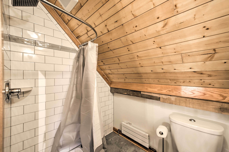 Bathroom, Bloomington Cabin: 4 Mi to Indiana University, Monroe