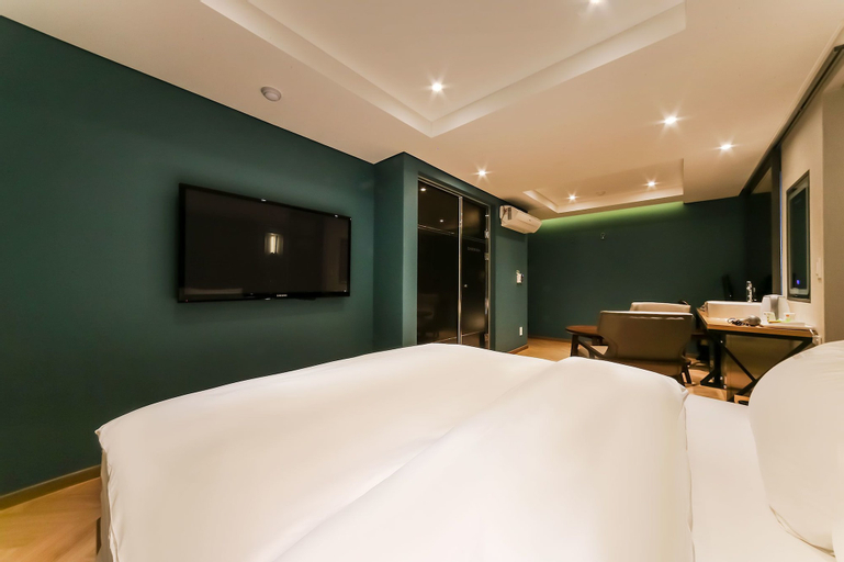 Bedroom 13