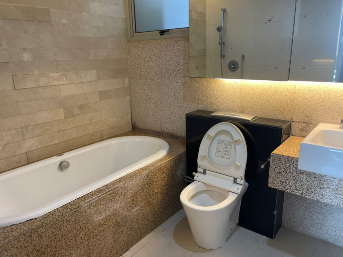 Bathroom 5, 3 Bedroom Summit Apartment @Mall Kelapa Gading, North Jakarta