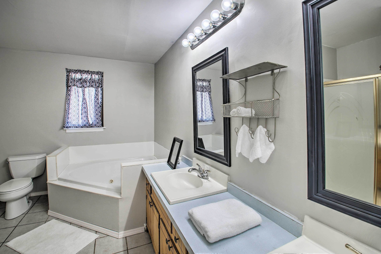 Bathroom 4, Treasure Isle Riverfront Home: Pets Welcome!, Garland