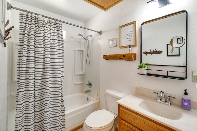 Bathroom, Cozy Heber Cabin Retreat w/ Deck + Fireplace!, Navajo