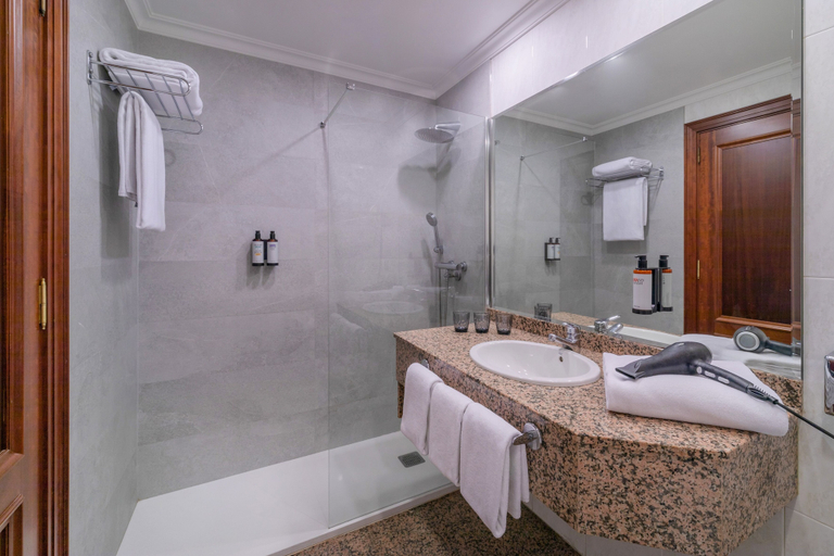 Bathroom 5, Hotel Santiago Plaza Affiliated by Meliá, A Coruña