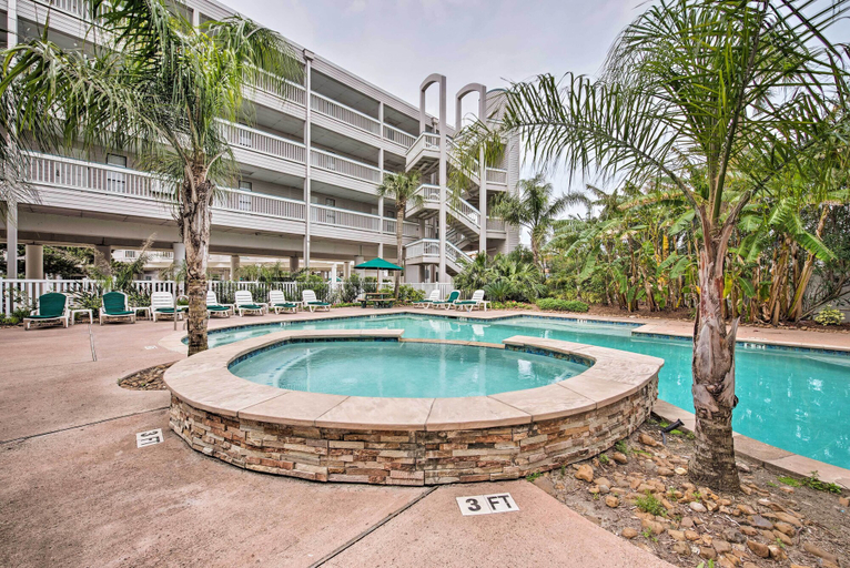 Sport & Beauty 1, Steps to Sand + 2 Pools! Galveston Coastal Getaway, Galveston