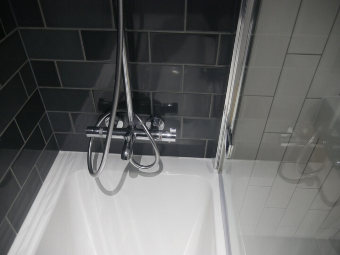 Bathroom 3, Stunning 1-bed Apartment in London, London