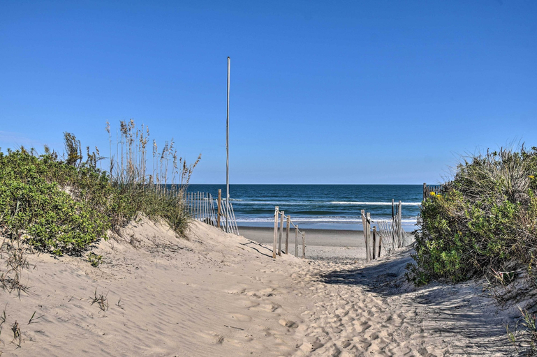 Others 5, Grand Seaside Escape w/ Direct Beach Access!, Currituck
