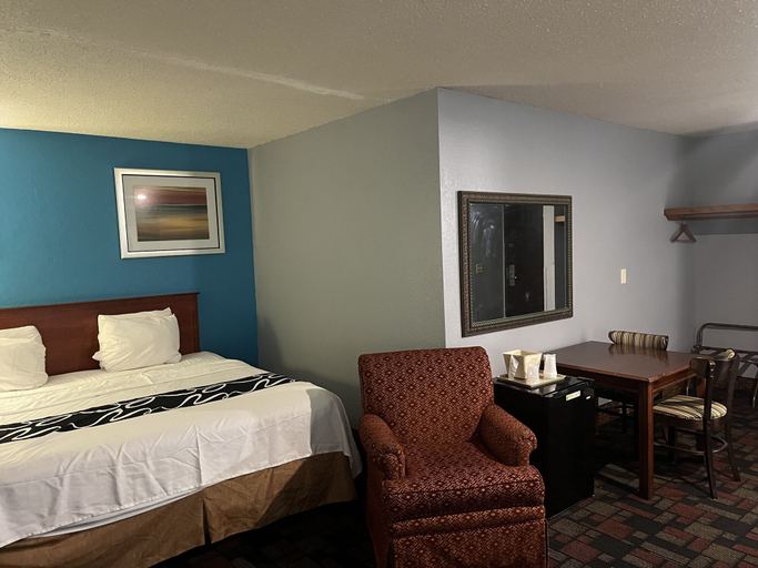 Bedroom 4, Rodeway Inn Whitehall, Muskegon