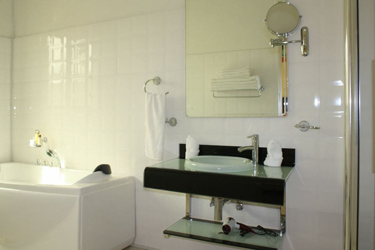 Bathroom 3, Nomads Court Lodge, Lusaka
