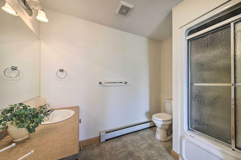 Bathroom 3, Spacious Bristol House w/ Deck & Harbor Views!, Lincoln