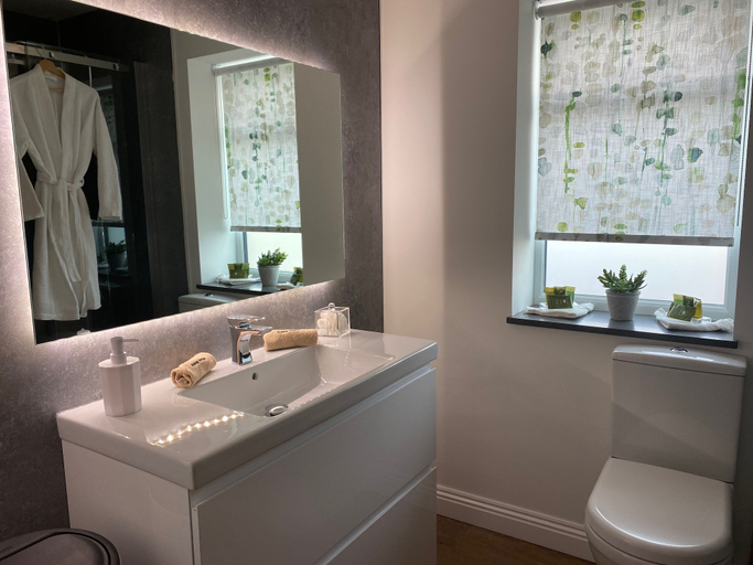 Bathroom 3, Toppesfield House, Cornwall