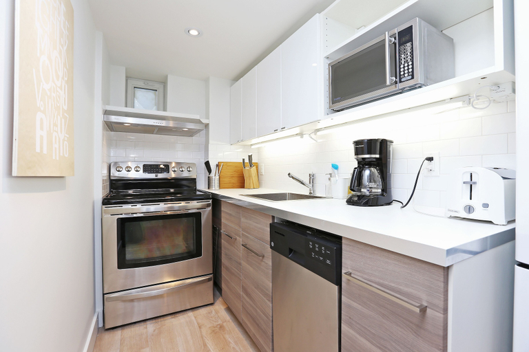 Others 4, Applewood Suites - Executive Basement, Toronto
