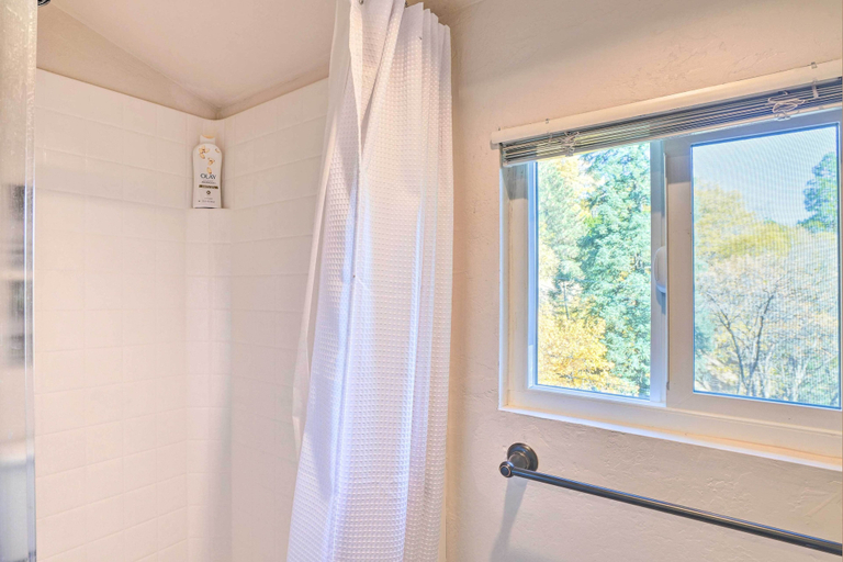Bathroom 4, Bright 'coco's Cottage' Getaway w/ Indoor Swing!, San Bernardino