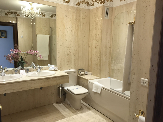 Bathroom 4, B&B HOTEL Salamanca Centro Artheus, Salamanca