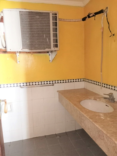 Bathroom, 3BR South Carita Condominium By UJ, Serang