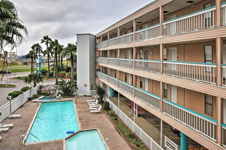 Sport & Beauty 4, Surfside 'sandcastle Suite' w/ Balcony & 2 Pools!, Nueces