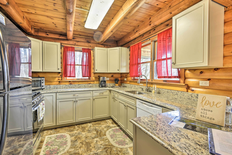 Others 5, Secluded Pleasant Mount Cabin w/ Deck & Fireplace!, Wayne