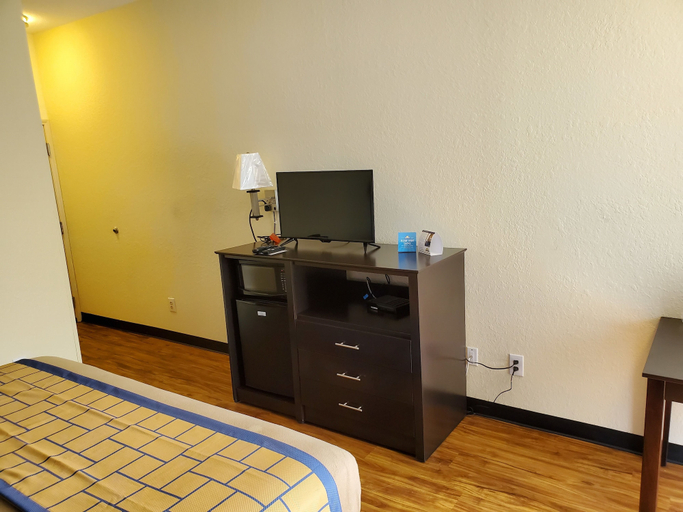 Bedroom 4, Days Inn by Wyndham Macon I-75 North, Bibb