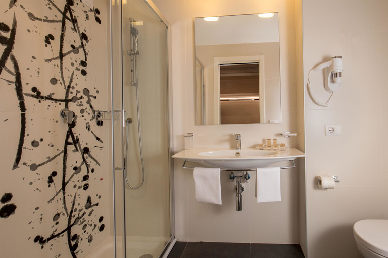 Bathroom 4, Hotel American Palace Eur, Roma