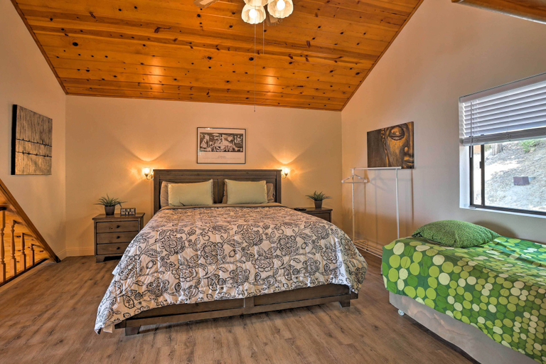 Bedroom 3, Upgraded 2BR Mountain A-Frame w/ World Class Views, San Bernardino