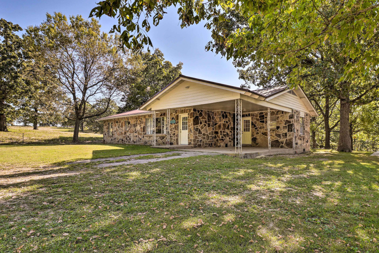 Exterior & Views 2, 'the Old Parsonage' Pindall House w/ Patio!, Searcy