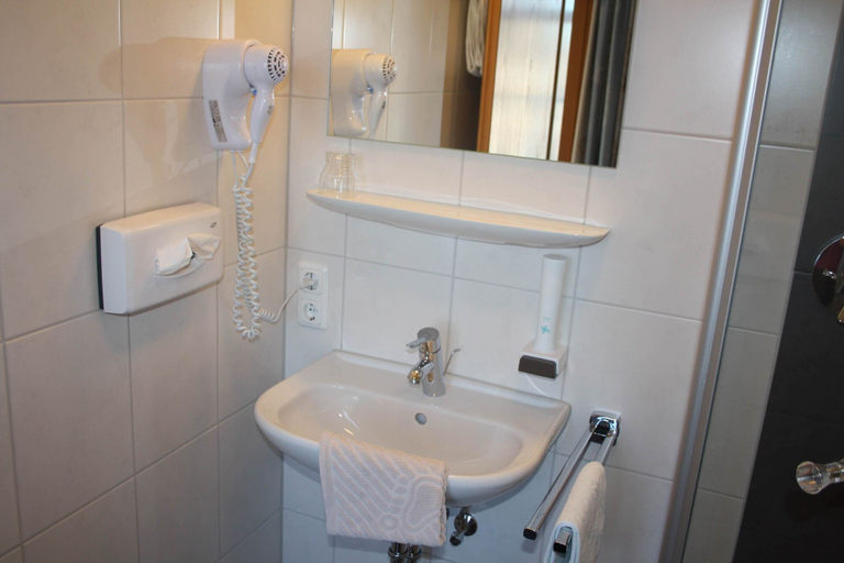 Bathroom 4, Hotel - Gasthof Zur Rose, Ravensburg