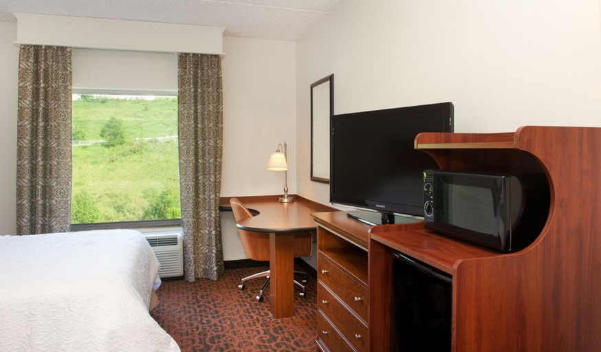 Bedroom 3, Hampton Inn & Suites Pittsburgh-Meadow Lands , Washington