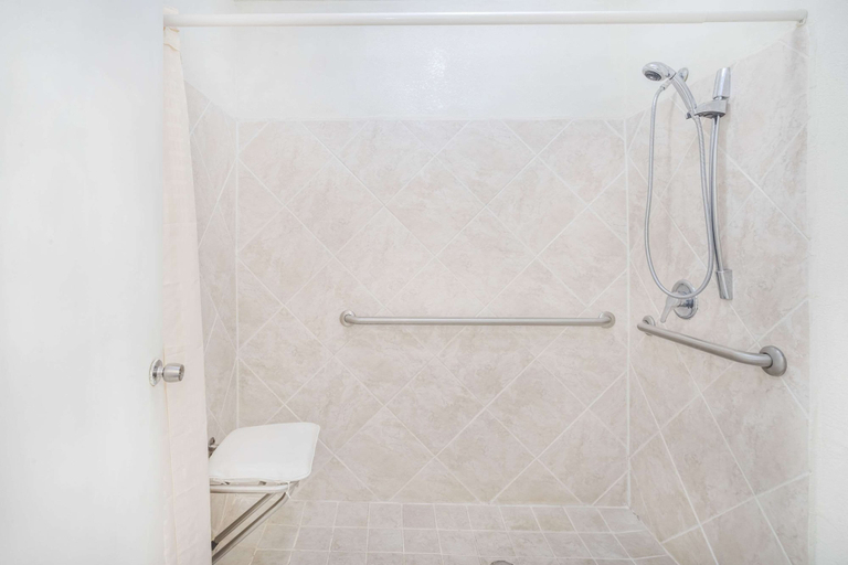 Bathroom 4, Knights Inn Chattanooga, Hamilton