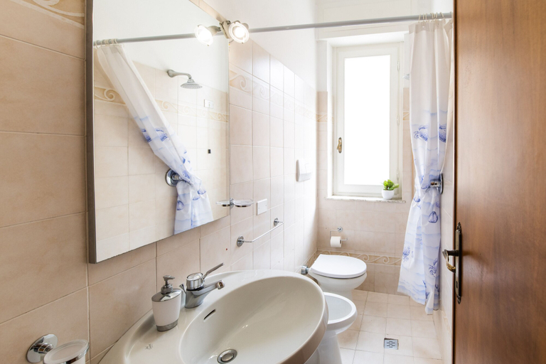 Bathroom 5, Casa Fubis, Lucca