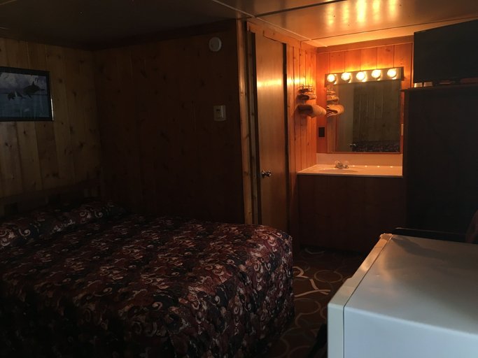Bedroom 4, Hilltop Motel, Marquette