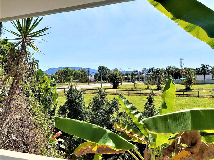 Others 4, Motel Ingham, Hinchinbrook