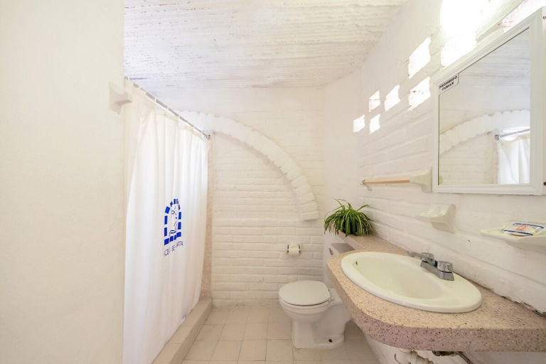 Bathroom 5, Hotel Hacienda de Vallarta Centro, Puerto Vallarta