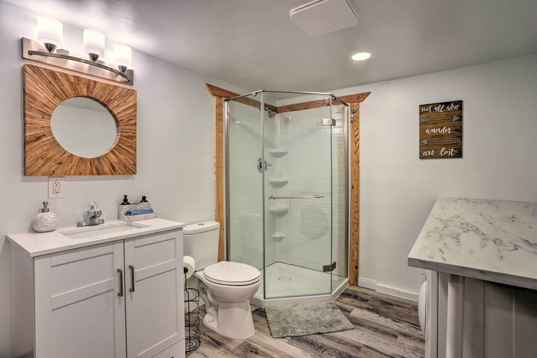 Bathroom 4, Lake Arrowhead Cabin w/ Mid-century Charm!, San Bernardino