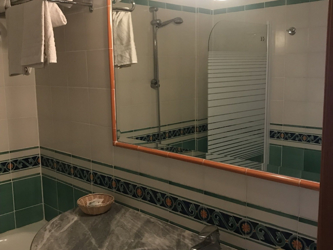 Bathroom 5, Hotel Albatros, Napoli