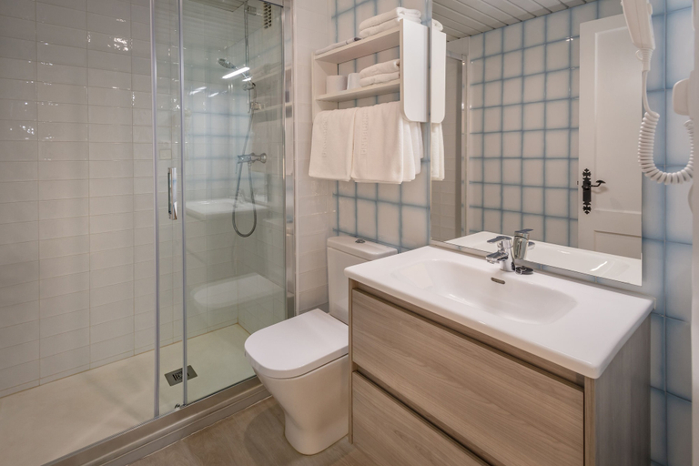 Bathroom 3, Sorrabona Apartments, Barcelona