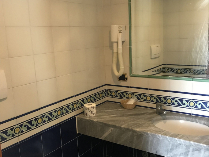Bathroom 5, Hotel Albatros, Napoli