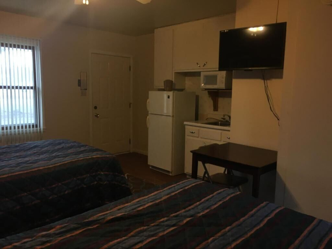 Bedroom 3, Hilltop Motel, Marquette