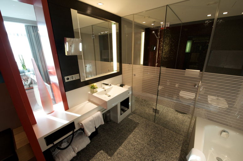 Bathroom 5, InterContinental Hotels BERLIN by IHG, Berlin