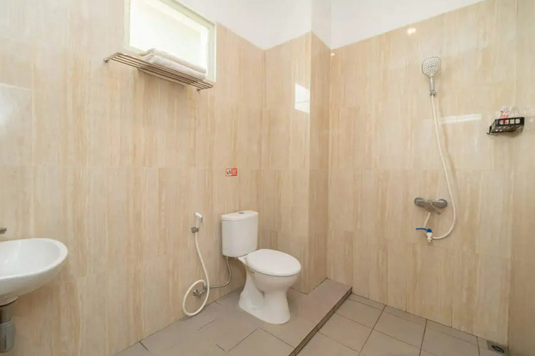 Bathroom 5, RedDoorz near Exit Tol Kotabaru ITERA Lampung, Lampung Selatan