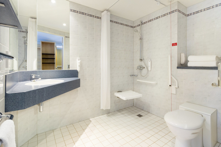 Bathroom 4, Holiday Inn Express SOUTHAMPTON M27, JCT.7 by IHG, Hampshire