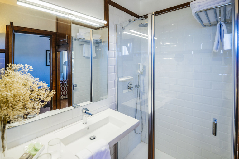 Bathroom 4, Hotel El Grifo, Las Palmas
