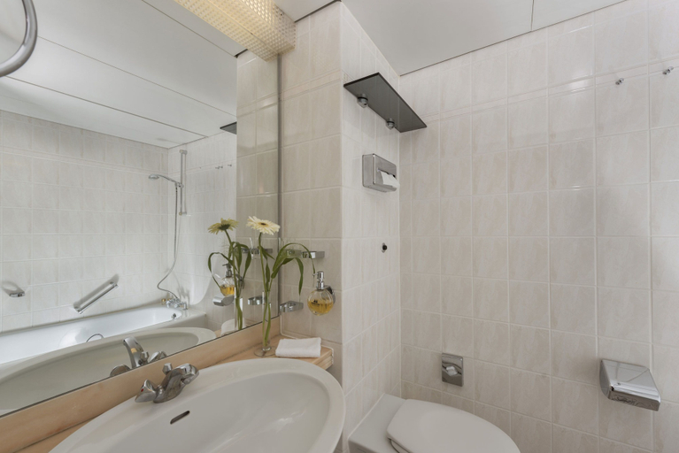 Bathroom 5, Maritim Hotel Bad Salzuflen, Lippe