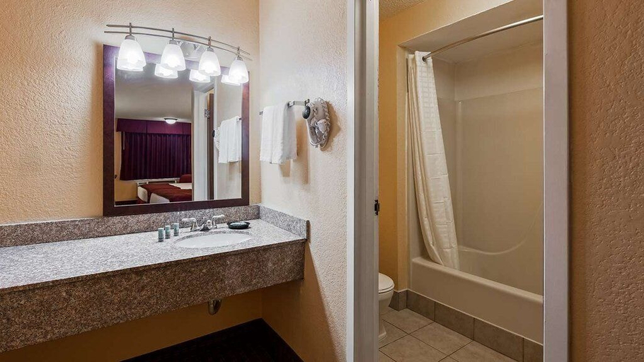 Bathroom 5, Days Inn by Wyndham Whitmore Lake/Ann Arbor/Brighton, Livingston