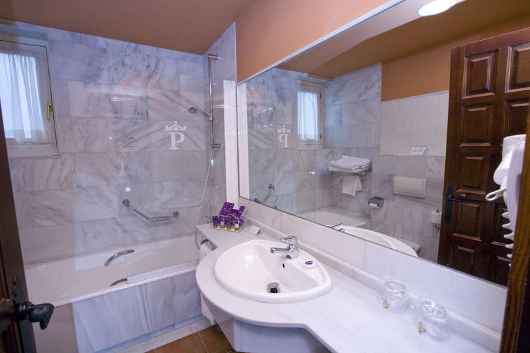 Bathroom 5, Parador de Tordesillas, Valladolid