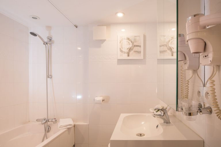 Bathroom 4, Logis Hotel Le Petit Casset, Ain
