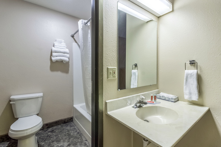Bathroom 3, Econo Lodge Valley City, Barnes