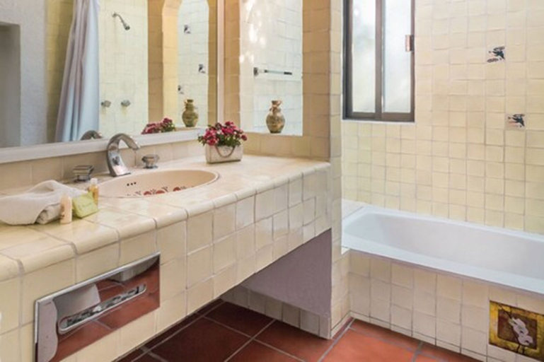 Bathroom 5, Raquet Cuernavaca, Huitzilac