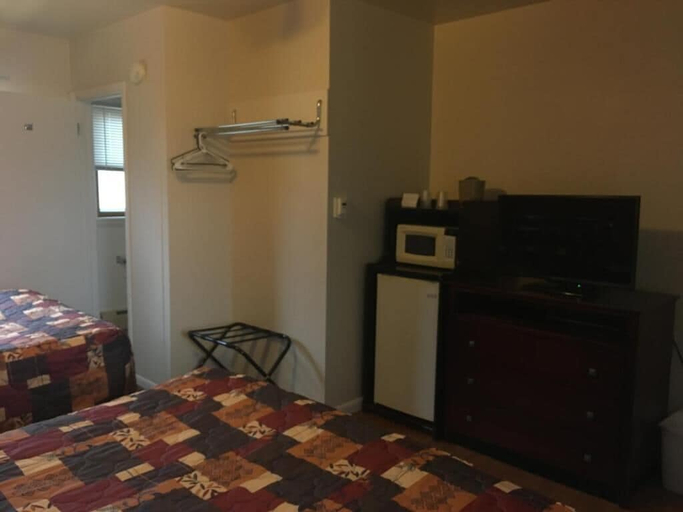 Bedroom 2, Hilltop Motel, Marquette