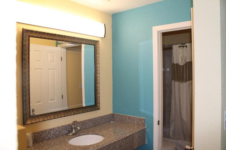 Bathroom 3, Economy Inn Express, Garvin