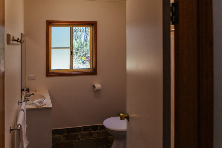 Bathroom 3, Federation Gardens & Possums Hideaway, Blue Mountains